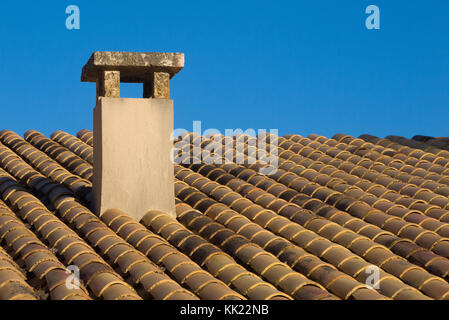 Vista ravvicinata di un camino e tegole sul tetto di una casa spagnola in Mallorca. Foto Stock