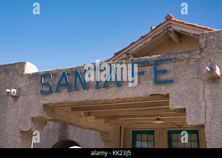 Santa Fe, NM - 13 ottobre: santa fe di firmare all'entrata della storica di santa fe stazione ferroviaria su 13 ottobre 2017 Foto Stock