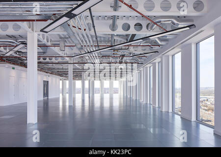 Non ammobiliato la piastra del pavimento con pareti di vetro vista sulla città. Il Tamigi Tower, Reading, Regno Unito. Architetto: dn-un architetti, 2017. Foto Stock