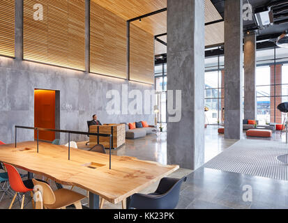 A doppia altezza con foyer tavolo comunale e la reception. Il Tamigi Tower, Reading, Regno Unito. Architetto: dn-un architetti, 2017. Foto Stock