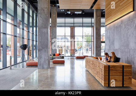 A doppia altezza hall con reception e salotto. Il Tamigi Tower, Reading, Regno Unito. Architetto: dn-un architetti, 2017. Foto Stock