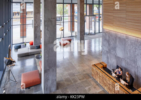 Vista Rlvated a doppia altezza hall con reception e salotto. Il Tamigi Tower, Reading, Regno Unito. Architetto: dn-un architetti, 2017. Foto Stock