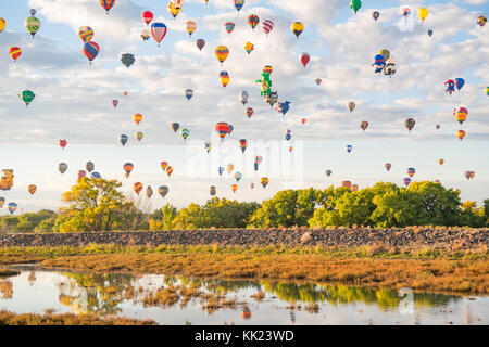 ALBUQUERQUE, NEW MEXICO - 13 OTTOBRE: Le mongolfiere volano su Albuquerque durante l'Albuquerque Balloon Festival il 13 ottobre 2017 Foto Stock