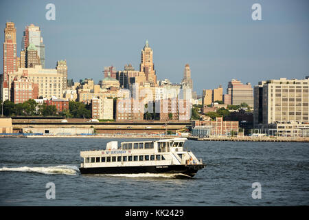 New york - 5 agosto: il taxi acqueo passa la baia di Hudson il 5 agosto 2013 a new york, ny. new york è la più grande città statunitense Foto Stock