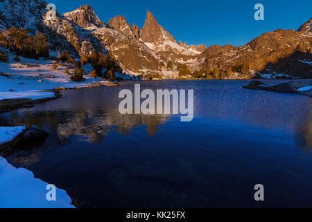 Escursione al bellissimo lago minareto, Ansel Adams Wilderness, sierra nevada, in California,usa.La stagione autunnale. Foto Stock