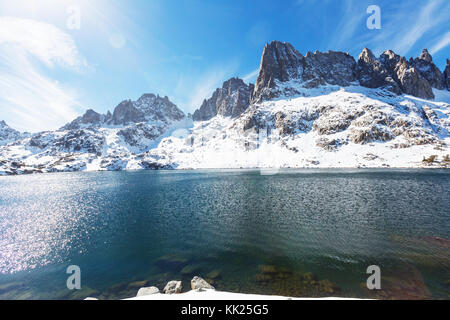 Escursione al bellissimo lago minareto, Ansel Adams Wilderness, sierra nevada, in California,usa.La stagione autunnale. Foto Stock