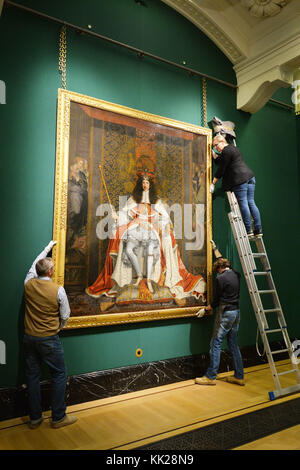 SOTTOPOSTO A EMBARGO MARTEDÌ 0001 NOVEMBRE 28 UN ritratto di Carlo II viene installato in vista della nuova mostra Charles II: Art & Power presso la Queen's Gallery, Buckingham Palace a Londra. Foto Stock