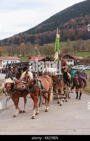 Hundham, bavaria - 4 novembre 2017: ogni anno il primo sabato del mese di novembre le idilliache processione del Cavallo, denominato leonhardi nell'hundham bavarese Foto Stock