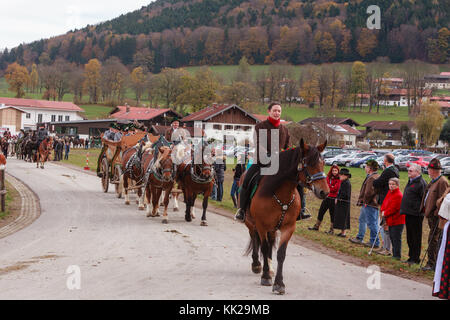 Hundham, bavaria - 4 novembre 2017: ogni anno il primo sabato del mese di novembre le idilliache processione del Cavallo, denominato leonhardi nell'hundham bavarese Foto Stock