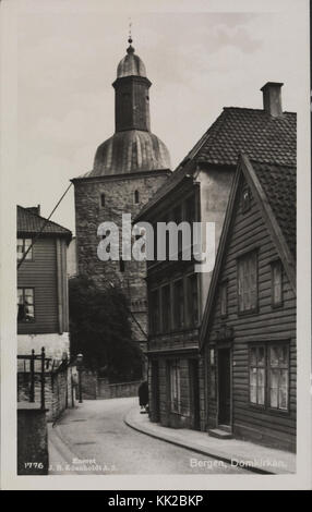 Questa fotografia cattura la Domkirken (cattedrale) a Bergen, Norvegia, scattata nel 1776, che mostra i dettagli architettonici storici di questo edificio storico. Foto Stock