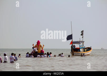 Enorme idolo Ganapati per immergersi nel mare a bordo di barche di legno, Chowpatty, Mumbai Foto Stock