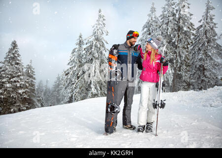 Matura in amore insieme su sci per vacanze inverno Foto Stock