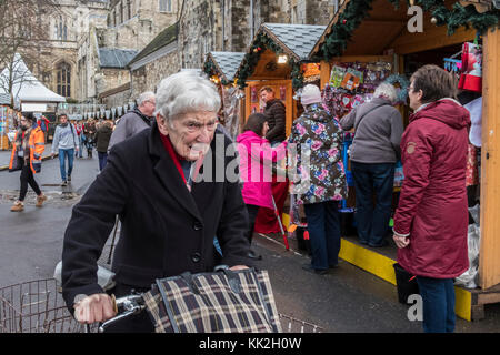 Winchester, Regno Unito. 27 Novembre, 2017. Un sacco di persone shopping a Winchester Mercatino di Natale con una grande atmosfera e di canti natalizi giocando thtrough Cathedrel i motivi. Credito: Paul Chambers/Alamy Live News Foto Stock