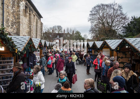 Winchester, Regno Unito. 27 Novembre, 2017. Un sacco di persone shopping a Winchester Mercatino di Natale con una grande atmosfera e di canti natalizi giocando thtrough Cathedrel i motivi. Credito: Paul Chambers/Alamy Live News Foto Stock