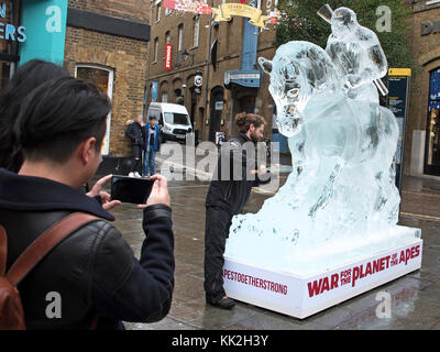 Londra, Regno Unito. 27 nov, 2017. vita scultura dimensioni di "Cesare" a cavallo, fatto interamente di ghiaccio, torreggia su londinesi per celebrare il rilascio di "guerra per il pianeta delle scimmie" su DVD e Blu-ray. Seven Dials, Covent Garden di Londra il 27 novembre 2017 credit: keith mayhew/alamy live news Foto Stock