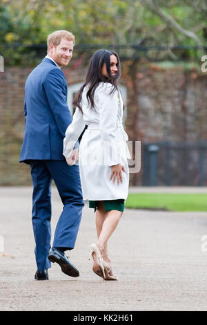 Londra, Regno Unito. 27 Novembre, 2017. S.a.r. il principe Harry e Ms Meghan Markle lasciando il Sunken Garden, Kensington Palace, dopo una foto chiamata dopo l'annuncio del loro impegno, 27 novembre 2017 Credit: amanda rose/Alamy Live News Foto Stock