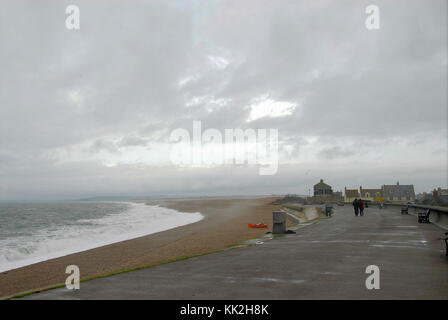 Chesil Beach, Portland, Regno Unito. Il 27 novembre 2017. un burrascoso inizio alla settimana su Chesil Beach, isola di Portland credit: stuart fretwell/alamy live news Foto Stock