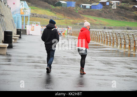 Chesil Beach, Portland, Regno Unito. Il 27 novembre 2017. alex e dawn feher, dalla lettura, rendere la maggior parte di una breve pausa nel Dorset nonostante il maltempo credito: stuart fretwell/alamy live news Foto Stock