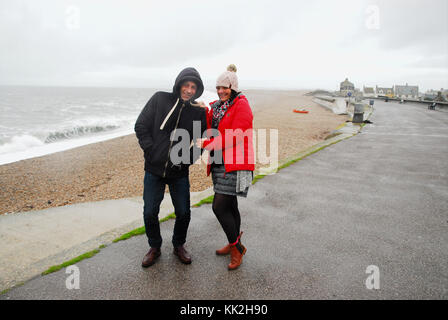 Chesil Beach, Portland, Regno Unito. Il 27 novembre 2017. alex e dawn feher, dalla lettura, rendere la maggior parte di una breve pausa nel Dorset nonostante il maltempo credito: stuart fretwell/alamy live news Foto Stock