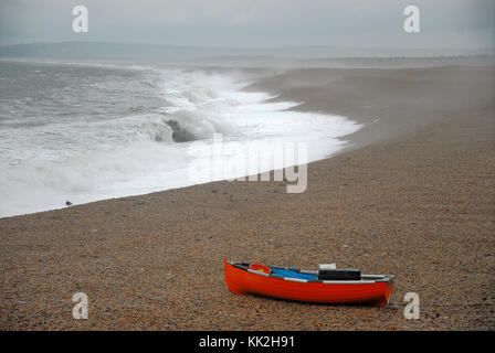 Chesil Beach, Portland, Regno Unito. Il 27 novembre 2017. un burrascoso inizio alla settimana su Chesil Beach, isola di Portland credit: stuart fretwell/alamy live news Foto Stock