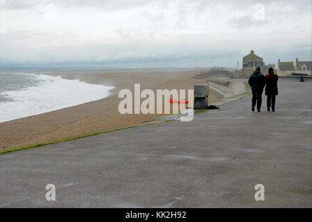 Chesil Beach, Portland, Regno Unito. Il 27 novembre 2017. un burrascoso inizio alla settimana su Chesil Beach, isola di Portland credit: stuart fretwell/alamy live news Foto Stock