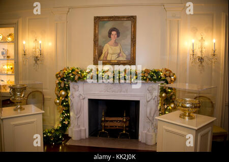 Le decorazioni natalizie della Casa Bianca 2017, con il tema "Tradizioni Onorate Nel Tempo", selezionate personalmente dalla prima signora Melania Trump, sono state esaminate in anteprima per la stampa a Washington, DC lunedì 27 novembre 2017. Decorazioni verdi e dorate sotto il ritratto dell'ex Lady Bird Johnson sopra il mantel nel Vermeil Room Credit: Ron Sachs/CNP /MediaPunch Foto Stock