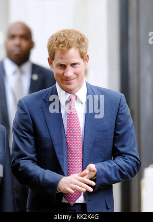 HRH Prince Harry lascia l'edificio Russell dopo aver visitato una mostra fotografica anti-mine da PARTE della carità HALO Trust durante il primo giorno della sua visita negli Stati Uniti il 9 maggio 2013 a Washington, DC. Credito: Olivier Douliery/CNP/ MediaPunch Foto Stock