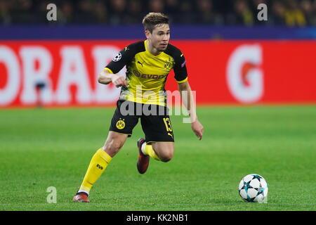 Dortmund, Germania. 21 novembre 2017. Raphael Guerreiro (Dortmund) calcio: UEFA Champions League 5 Matchday partita del gruppo H tra Borussia Dortmund 1-2 Tottenham Hotspur FC al BVB Stadion Dortmund, Germania . Crediti: Mutsu Kawamori/AFLO/Alamy Live News Foto Stock