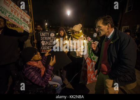 27 novembre 2017 - Londra, Regno Unito. 27 novembre 2017. Un consigliere parla agli attivisti e ai sostenitori del gruppo comunista rivoluzionario che protestano per le strade di North Kensington. Hanno marciato verso gli indirizzi di diversi consiglieri locali per chiedere perché i residenti di Grenfell non siano stati ricoverati più di cinque mesi e mezzo dopo l'incendio, perché non siano state mosse accuse penali contro i consiglieri responsabili dell'inadeguata sicurezza antincendio, dei materiali pericolosi e delle modifiche che hanno reso Grenfell un disastro in attesa di accadere, e quali sono i piani del consiglio per la residenza Foto Stock