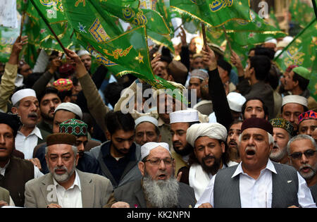 Attivisti del Jamiat-e-Ulema-e-Pakistam (JUP-Noorani) che tiene il raduno Eid-e-Milad-un-Nabi in occasione dell'anniversario del compleanno del Santo Profeta Muhammad, a Peshawar lunedì 27 novembre 2017. Foto Stock