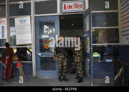 Biratnagar, Nepal. 28 novembre 2017. I soldati dell'esercito nepalese stanno di sicurezza all'ingresso verso il cancello di partenza all'aeroporto di Biratnagar pochi giorni prima della seconda fase delle elezioni in Nepal martedì 28 novembre 2017. Crediti: Skanda Gautam/ZUMA Wire/Alamy Live News Foto Stock