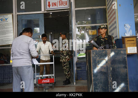 Biratnagar, Nepal. 28 novembre 2017. I soldati dell'esercito nepalese stanno di sicurezza all'ingresso verso il cancello di partenza all'aeroporto di Biratnagar pochi giorni prima della seconda fase delle elezioni in Nepal martedì 28 novembre 2017. Crediti: Skanda Gautam/ZUMA Wire/Alamy Live News Foto Stock