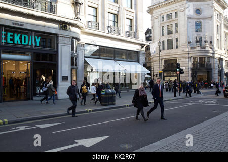 Londra, Regno Unito. 28 Nov, 2017. Blue Skies su Oxford Circus a Londra. Credito: Keith Larby/Alamy Live News Foto Stock