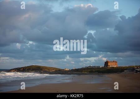 NEWQUAY, CORNOVAGLIA, Regno Unito - 28 NOVEMBRE 2017: Il clima instabile e blustery si muove sulla costa della Cornovaglia portando venti molto forti e docce pesanti inframmezzate da sole luminoso. Credit: Nicholas Burningham/Alamy Live News Foto Stock