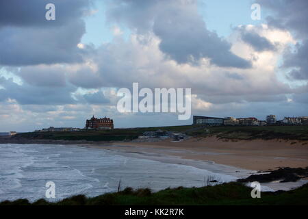 NEWQUAY, CORNOVAGLIA, Regno Unito - 28 NOVEMBRE 2017: Il clima instabile e blustery si muove sulla costa della Cornovaglia portando venti molto forti e docce pesanti inframmezzate da sole luminoso. Credit: Nicholas Burningham/Alamy Live News Foto Stock