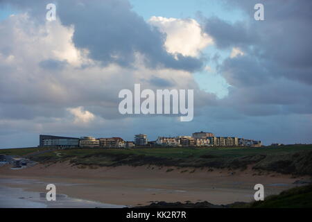 NEWQUAY, CORNOVAGLIA, Regno Unito - 28 NOVEMBRE 2017: Il clima instabile e blustery si muove sulla costa della Cornovaglia portando venti molto forti e docce pesanti inframmezzate da sole luminoso. Credit: Nicholas Burningham/Alamy Live News Foto Stock