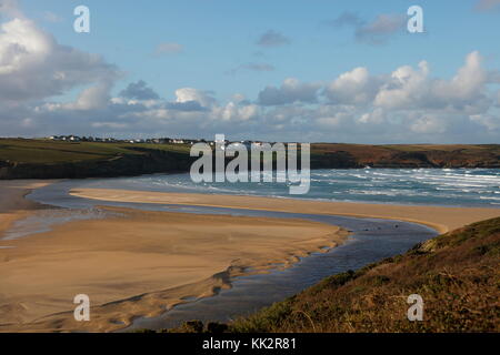 NEWQUAY, CORNOVAGLIA, Regno Unito - 28 NOVEMBRE 2017: Il clima instabile e blustery si muove sulla costa della Cornovaglia portando venti molto forti e docce pesanti inframmezzate da sole luminoso. Credit: Nicholas Burningham/Alamy Live News Foto Stock