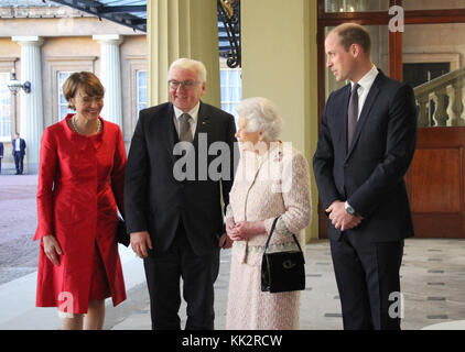 Londra, Regno Unito. 28th Nov 2017. La regina Elisabetta II e il principe Guglielmo ricevono il presidente tedesco Frank-Walter Steinmeier e sua moglie Elke Budenbender a Buckingham Palace a Londra, Regno Unito, 28 novembre 2017. Credit: Silvia Kusidlo/dpa/Alamy Live News Foto Stock