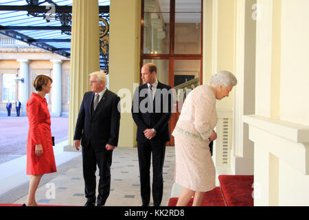 Londra, Regno Unito. 28th Nov 2017. La regina Elisabetta II e il principe Guglielmo ricevono il presidente tedesco Frank-Walter Steinmeier e sua moglie Elke Budenbender a Buckingham Palace a Londra, Regno Unito, 28 novembre 2017. Credit: Silvia Kusidlo/dpa/Alamy Live News Foto Stock