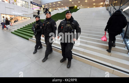 Ostrava, Repubblica ceca. 28 nov, 2017. pesantemente poliziotti armati pattugliano nel centro commerciale nova karolina in ostrava martedì, novembre 28, 2017. Le misure di sicurezza sono stati rafforzati durante l Avvento e poliziotti femminile e guardare i mercatini di natale, mostra e in altri luoghi pubblici di Moravian-regione di Slesia. (Ctk/jaroslav ozana) Foto Stock