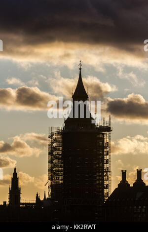 Londra, Regno Unito. 28 Nov, 2017. Il Palazzo di Westminster si stagliano contro le nubi creando una drammatica autunno tramonto Credito: amer ghazzal/Alamy Live News Foto Stock