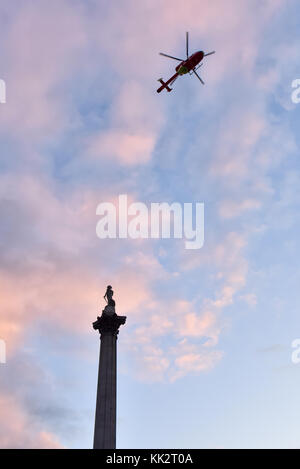 Trafalgar Square, Londra, Regno Unito. 28 novembre 2017. L'elicottero dell'ambulanza atterra a Trafalgar Square per assistere a un incidente stradale nelle vicinanze. Crediti: Matthew Chattle/Alamy Live News Foto Stock