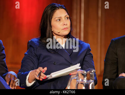 Londra, Regno Unito. 27 Nov, 2017. Priti Patel MP durante un panel di discussione per lo spettatore rivista all'Emmanuel Centre di Londra il credito: Ben Queenborough/Alamy Live News Foto Stock