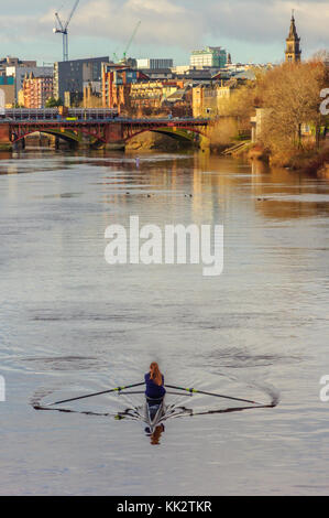 Glasgow, Scotland, Regno Unito. 28 Novembre, 2017. Meteo REGNO UNITO: Femmina vogatore in un'unica formazione scull su un tranquillo Fiume Clyde in un pomeriggio soleggiato. Credito: Berretto Alamy/Live News Foto Stock