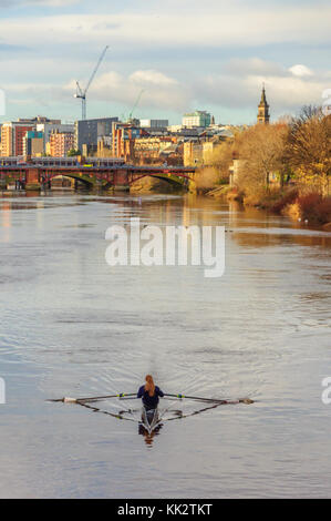 Glasgow, Scotland, Regno Unito. 28 Novembre, 2017. Meteo REGNO UNITO: Femmina vogatore in un'unica formazione scull su un tranquillo Fiume Clyde in un pomeriggio soleggiato. Credito: Berretto Alamy/Live News Foto Stock