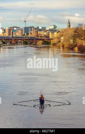 Glasgow, Scotland, Regno Unito. 28 Novembre, 2017. Meteo REGNO UNITO: Femmina vogatore in un'unica formazione scull su un tranquillo Fiume Clyde in un pomeriggio soleggiato. Credito: Berretto Alamy/Live News Foto Stock