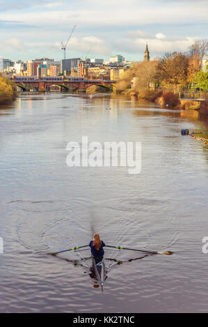 Glasgow, Scotland, Regno Unito. 28 Novembre, 2017. Meteo REGNO UNITO: Femmina vogatore in un'unica formazione scull su un tranquillo Fiume Clyde in un pomeriggio soleggiato. Credito: Berretto Alamy/Live News Foto Stock