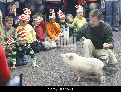 Bettendorf, Iowa, USA. 2 mar 2009. gary métivier e il suo pet pig frankie eseguire per i bambini a leggere in tutta l'america. Credito: Larry fisher/quad-city volte/zuma filo/alamy live news Foto Stock