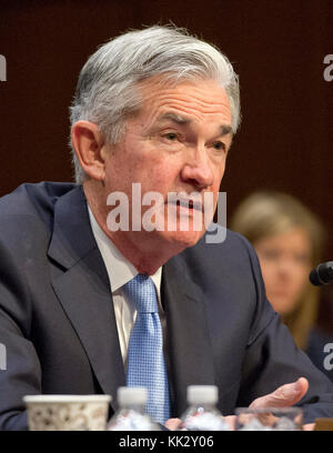 Jerome H. Powell testimonia dinanzi alla Commissione per le banche, Gli Alloggi e gli affari urbani del Senato degli Stati Uniti la sua nomina a presidente del Consiglio dei governatori della Federal Reserve System di Capitol Hill a Washington, DC martedì 28 novembre 2017. Credito: Ron Sachs/CNP /MediaPunch Foto Stock