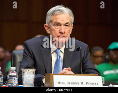 Jerome H. Powell testimonia dinanzi alla Commissione per le banche, Gli Alloggi e gli affari urbani del Senato degli Stati Uniti la sua nomina a presidente del Consiglio dei governatori della Federal Reserve System di Capitol Hill a Washington, DC martedì 28 novembre 2017. Credito: Ron Sachs/CNP /MediaPunch Foto Stock